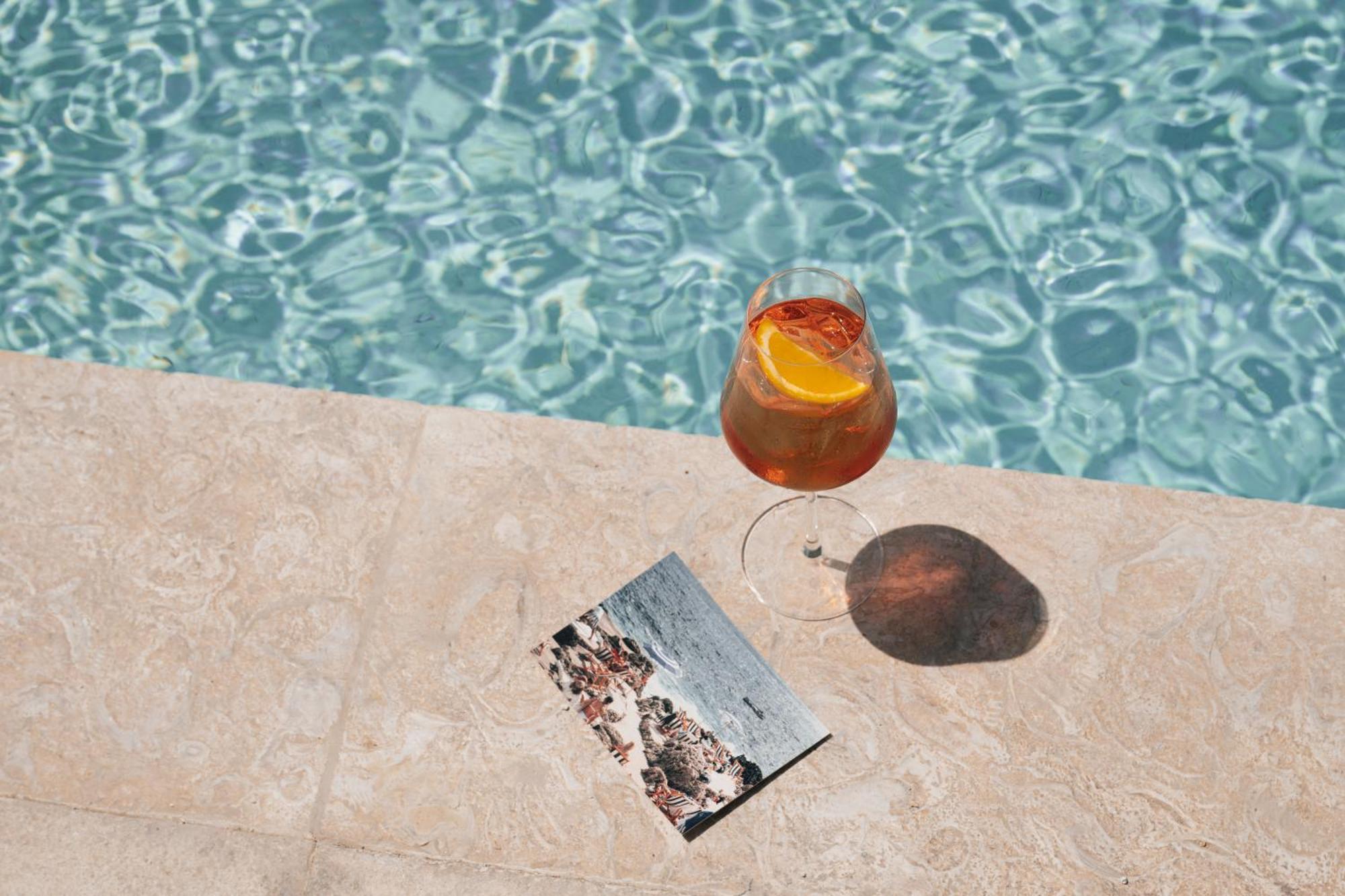 Delano Dubai At Bluewaters Hotel Ngoại thất bức ảnh A glass of Aperol Spritz
