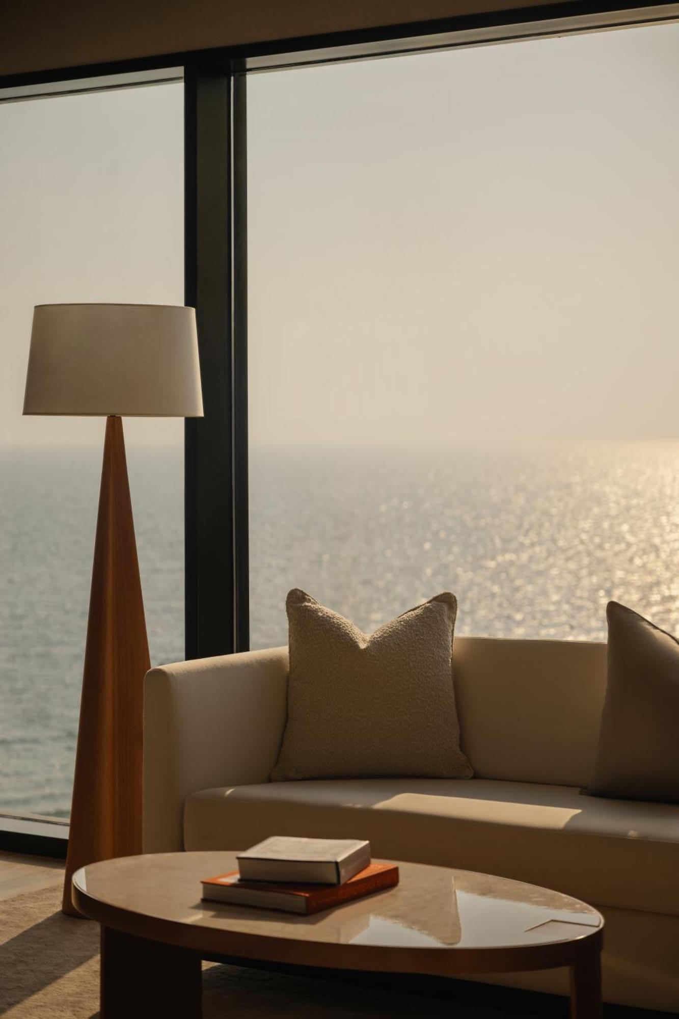 Delano Dubai At Bluewaters Hotel Ngoại thất bức ảnh A floor lamp