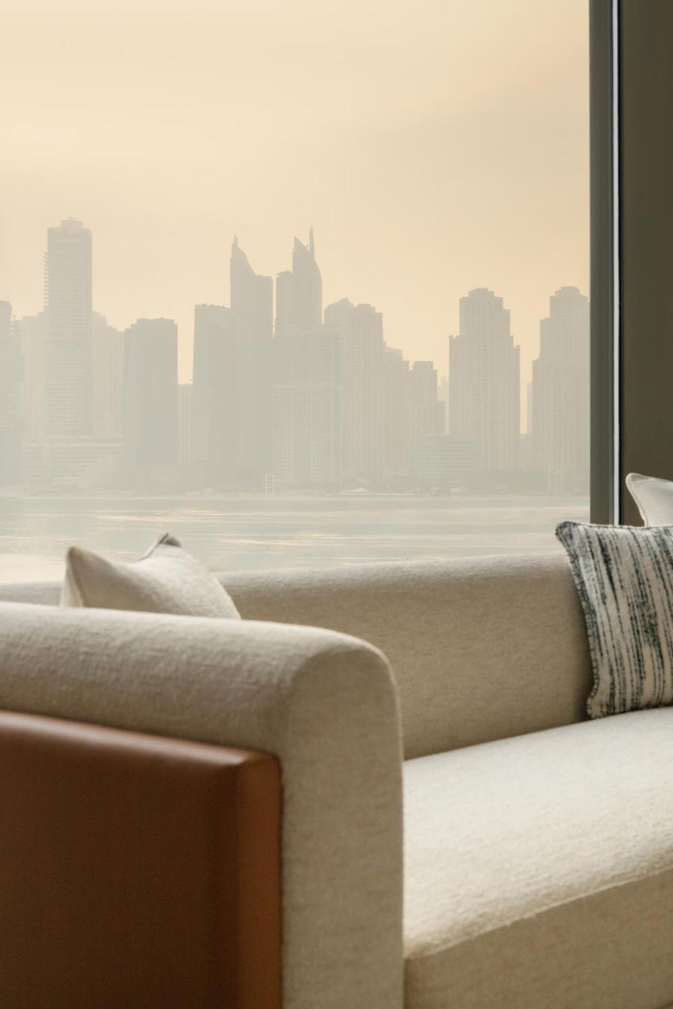 Delano Dubai At Bluewaters Hotel Ngoại thất bức ảnh A view of the Dubai skyline from the hotel