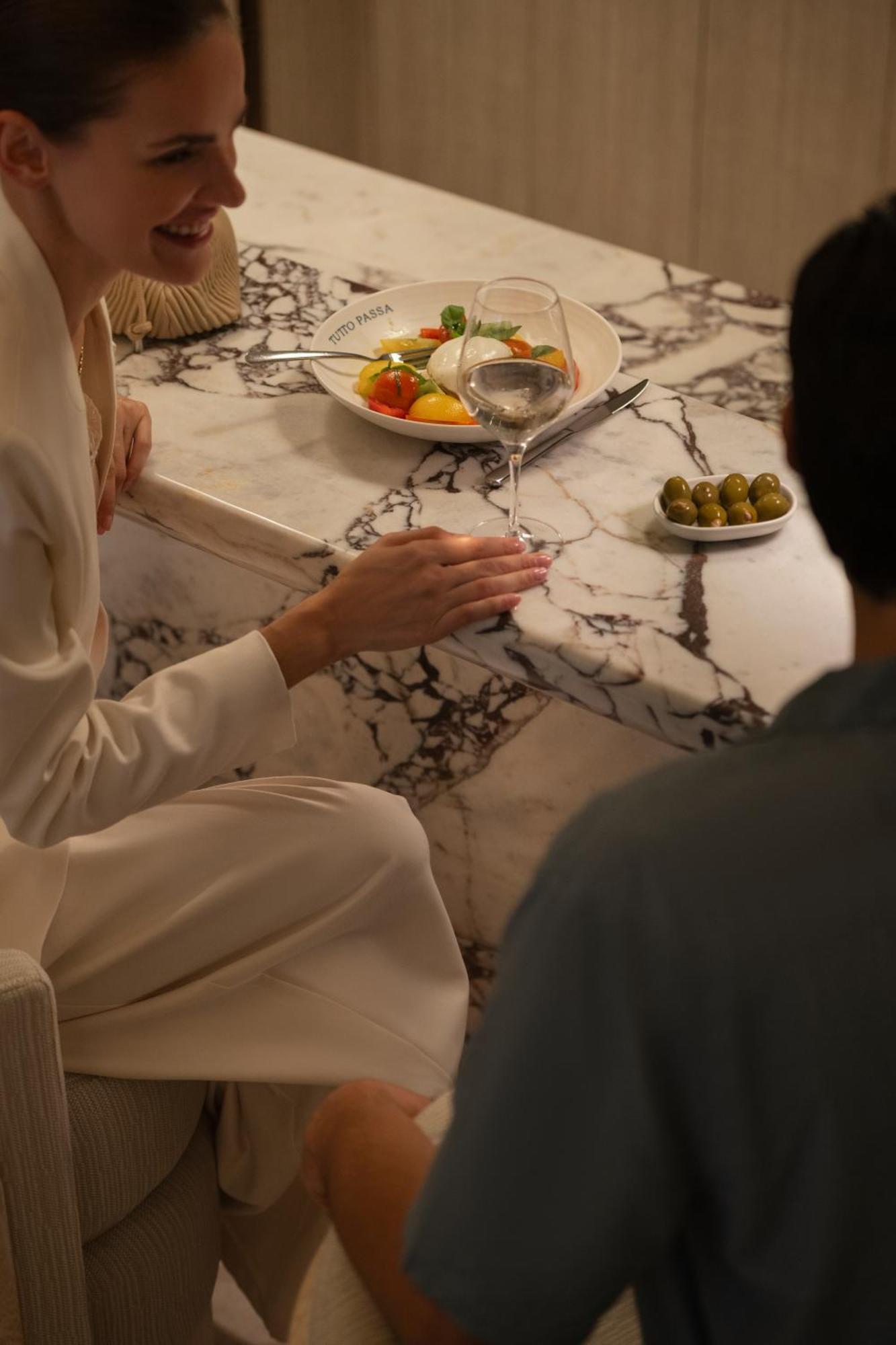 Delano Dubai At Bluewaters Hotel Ngoại thất bức ảnh A woman holding a wine glass