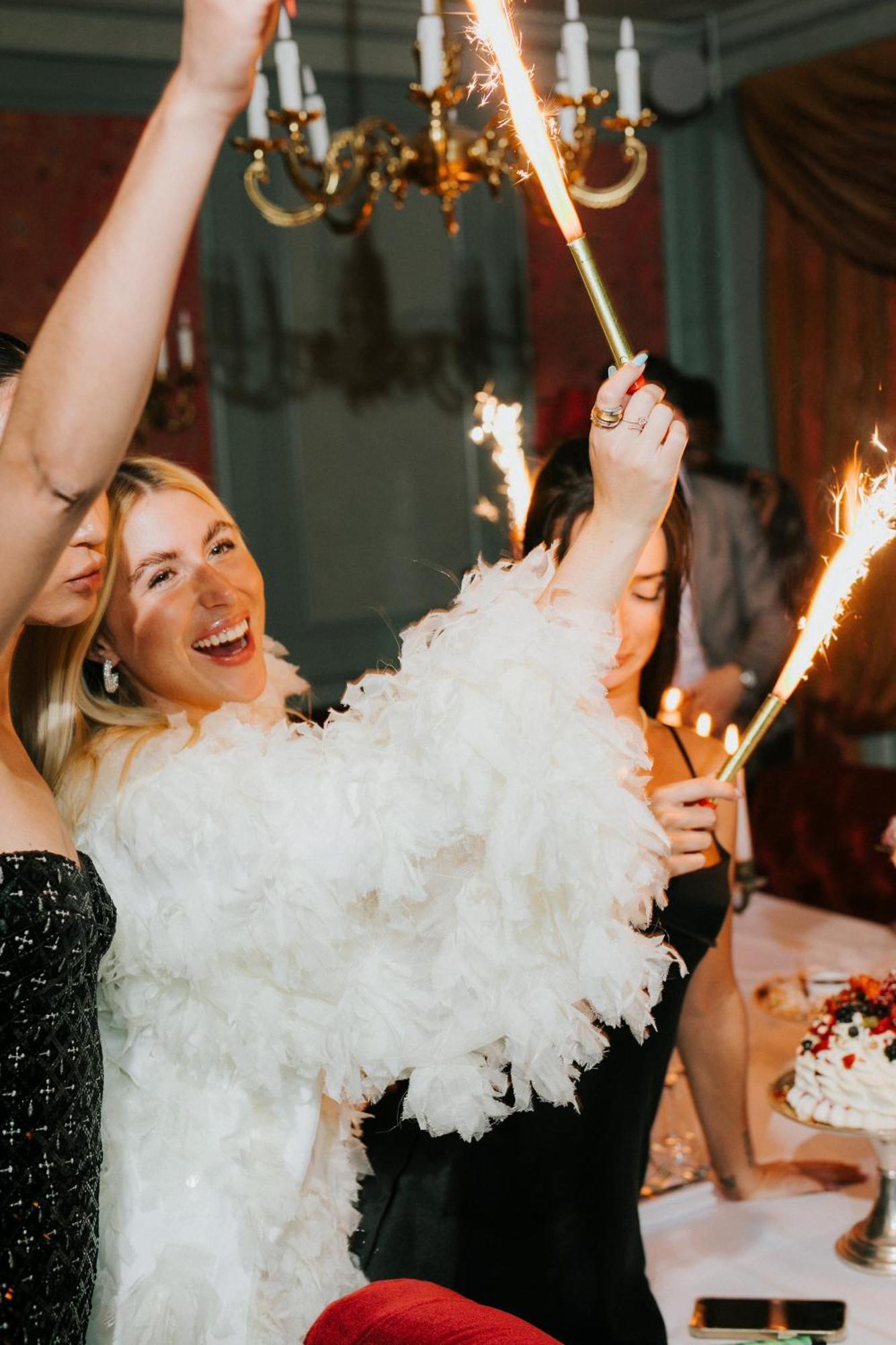 Delano Dubai At Bluewaters Hotel Ngoại thất bức ảnh Partygoers at a nightclub in Moscow